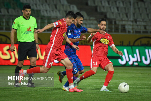 دیدار تیم های فوتبال هوادار و پرسپولیس تهران
