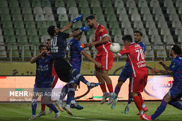 دیدار تیم های فوتبال هوادار و پرسپولیس تهران