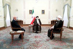 Top Iranain officials stress resolving social problems