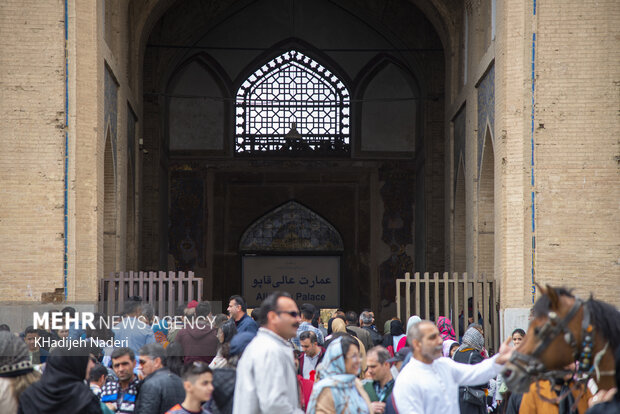 Tourists pour into Naqsh-e Jahan Square