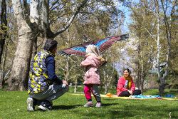 Iranians embrace beauty of spring on 'Sizdah Bedar'