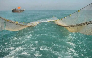 توقیف یک فروند شناور ترال و دستگیری متهمین در جاسک