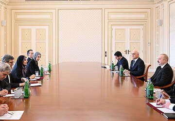 Iran’s roads min. meets with Azeri pres. Aliyev in Baku