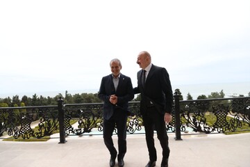 Friendly meeting of Iran, Azerbaijan heads near Caspian sea