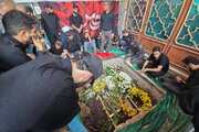 همخوانی دوستان شهید امین عباس رشید با نوحه وی بر سر مزارش